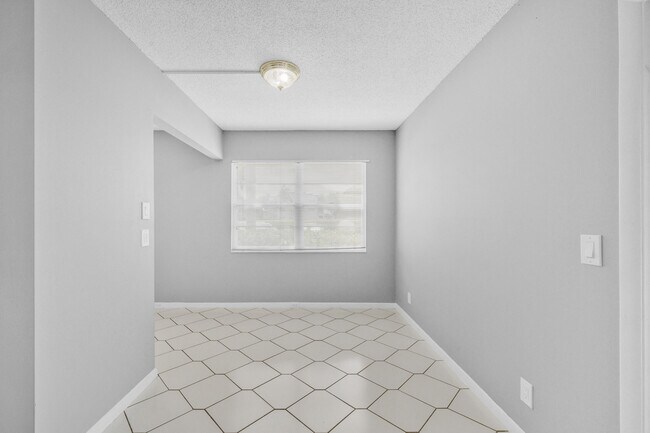 Building Photo - 308 Fanshaw H