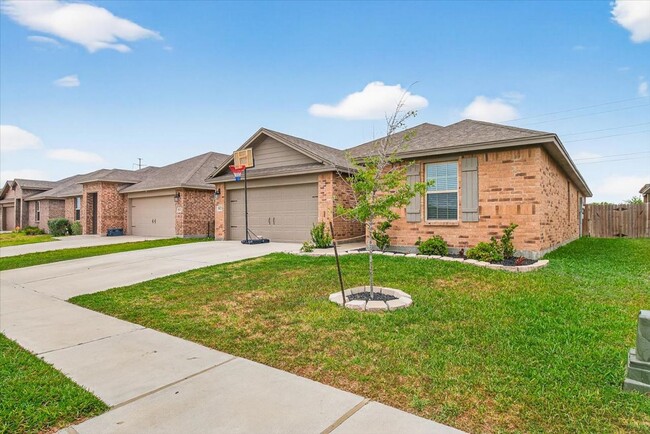 Building Photo - 8121 Cattlemen Dr