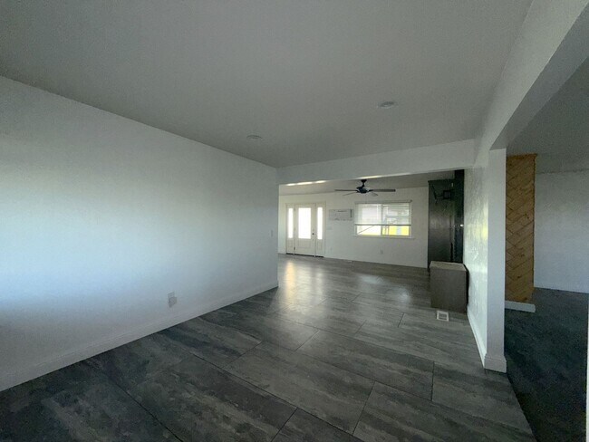 Building Photo - 4-bedroom, 2-bathroom home located in the vibrant city of Visalia, CA.