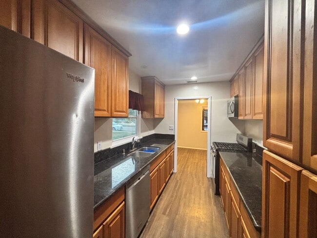 Building Photo - Spacious 3BR 1BA on 5th & I St! Large hous...