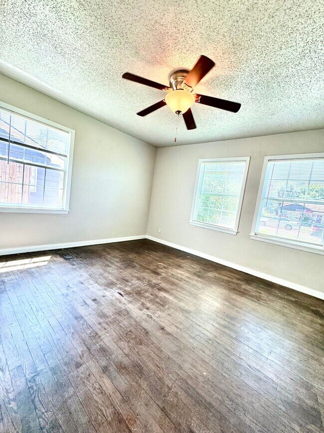 Building Photo - Eye-catching Home in Heart of Lubbock!- self showing