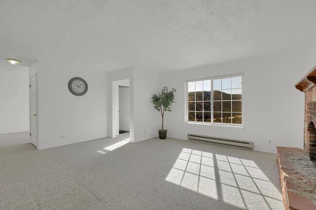 Building Photo - Beautiful 3 Bed Home Perched on a Mountain Side!!