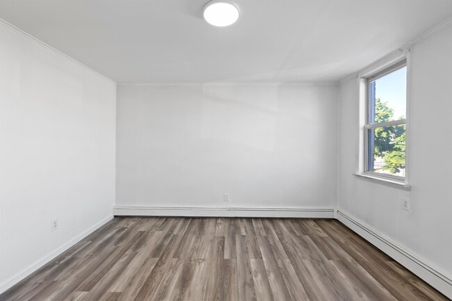 Building Photo - 676 Chestnut St