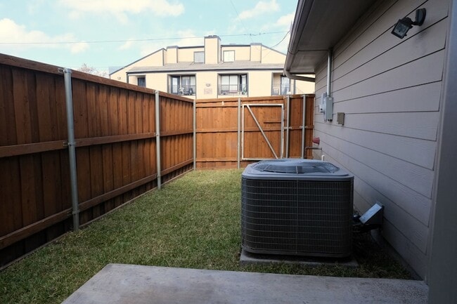 Building Photo - 3003 Allister St