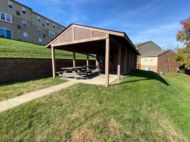 Building Photo - Beautiful 2 Bedroom Apartment in Prime Bellevue Location! Close to Downtown, Shopping, Dining & M...