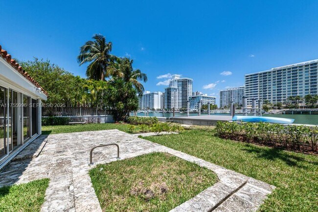 Building Photo - 5661 Pine Tree Dr