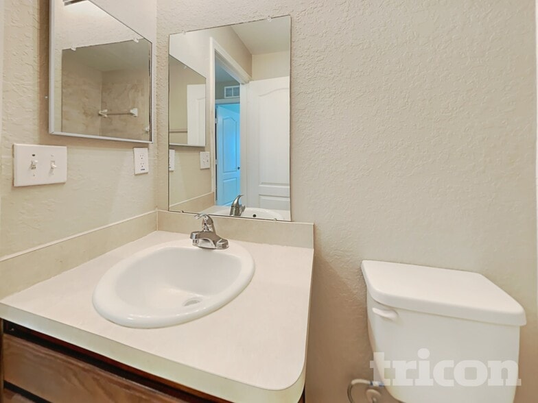 Building Photo - 1016 15th St NE