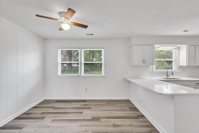 Building Photo - Castle Hayne Home for Rent!