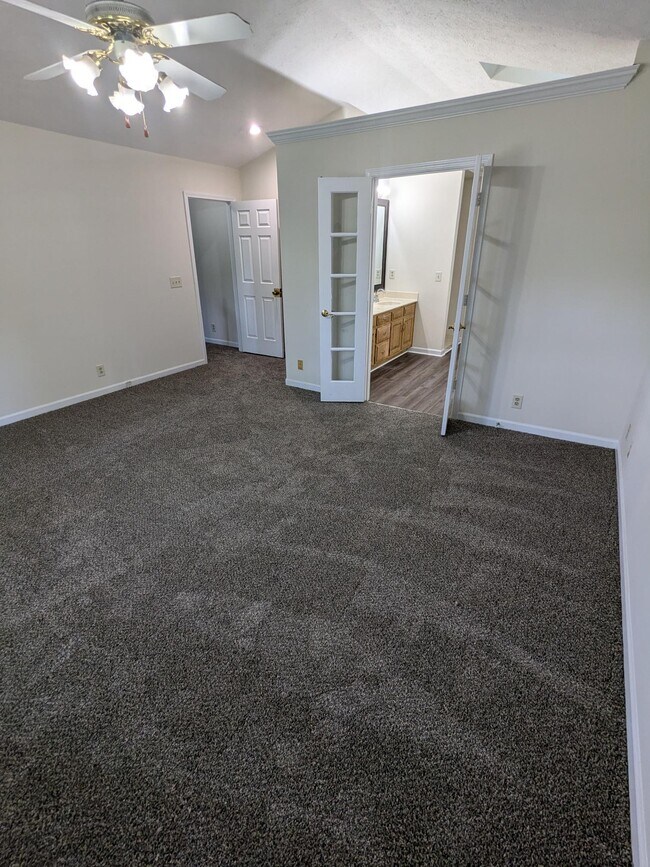 Building Photo - 1117 Elkader Ct S