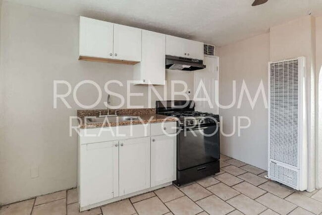 Building Photo - 302 W Flores St