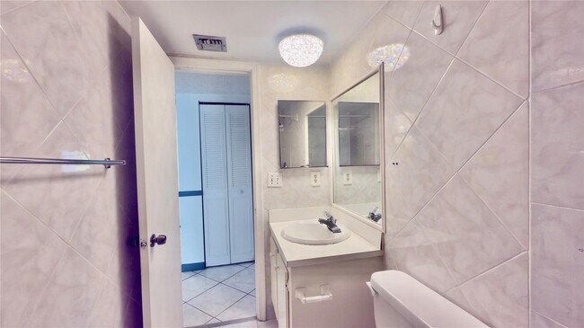 Building Photo - 9340 Lagoon Pl