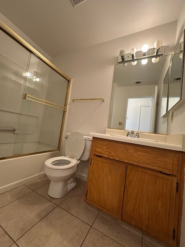 Building Photo - 405 Goldrun Dr