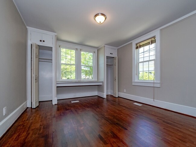 Building Photo - Oversized Renovated Downtown Cottage