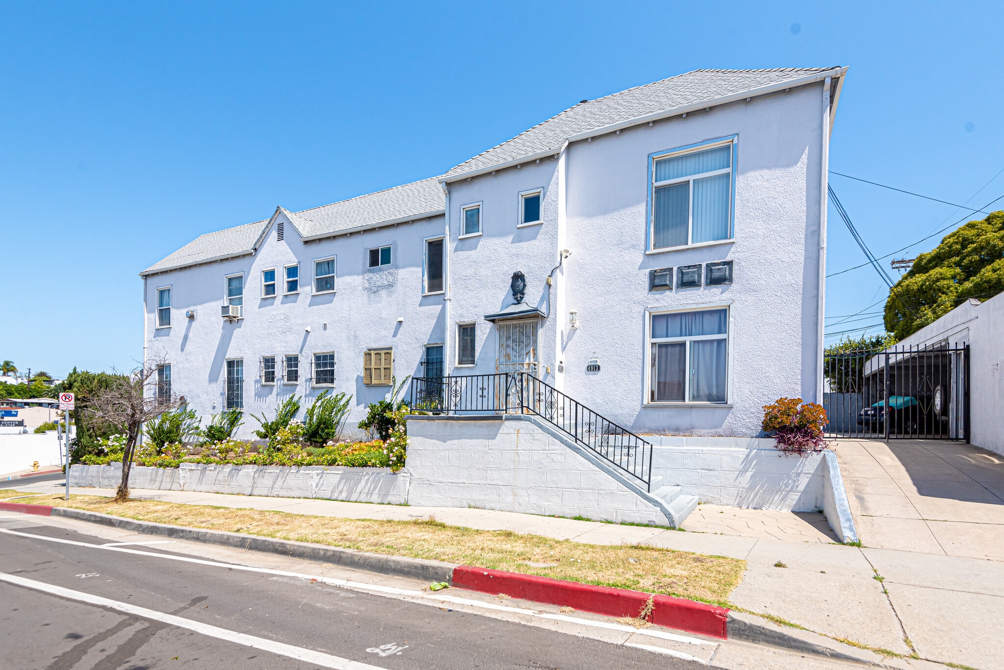 Building Photo - 4915 San Vicente Blvd