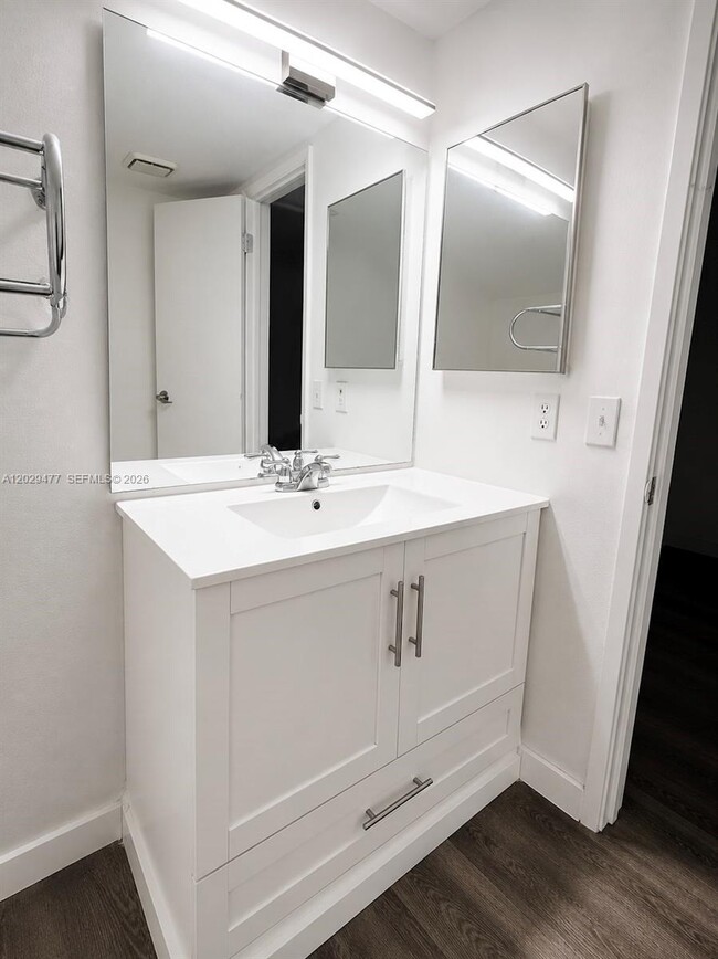 Building Photo - 9429 Fontainebleau Blvd