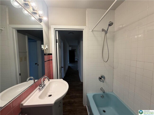 Building Photo - 32 N Front St