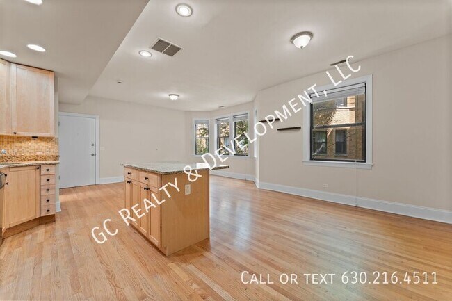 Building Photo - 7635 N Greenview Ave