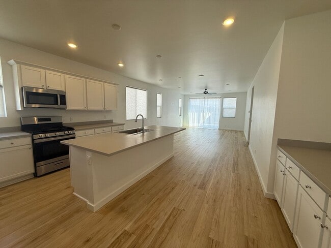 Building Photo - Pet Friendly 3 Bed 2.5 Bath Single Family ...