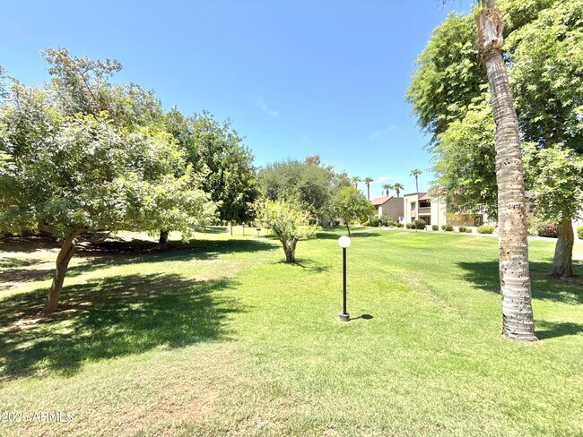 Building Photo - 8649 E Royal Palm Rd