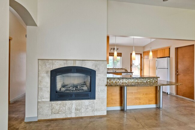 Building Photo - Coastal Living - Minutes from the Beach