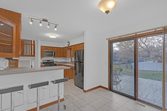 Building Photo - 1N280 Morse St