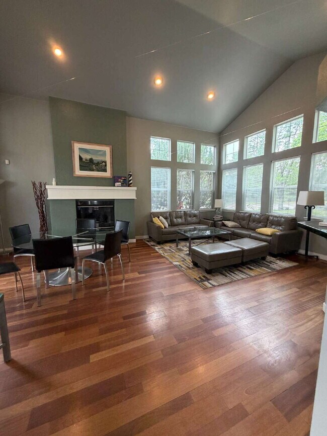 Building Photo - Don’t Miss out on this 4-bedroom 3 bath home in the gated Lighthouse Villas Community.