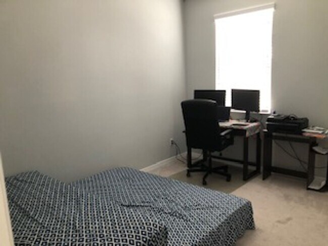 Building Photo - PRATICALLY BRAND NEW HOME IN GATED COMMUNITY!