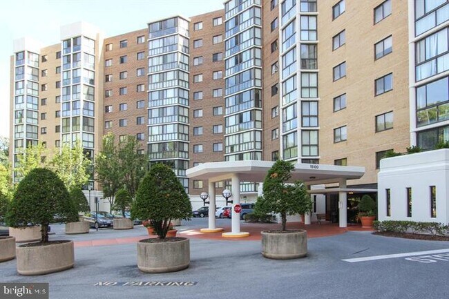 Building Photo - 15100 Interlachen Dr
