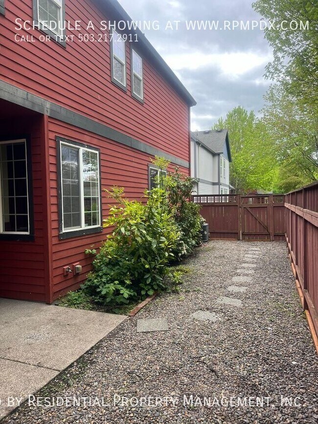 Building Photo - 1008 SE Bacarra St