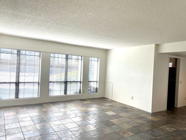 Building Photo - Stunning 1 Bedroom in the Heart of Biltmore