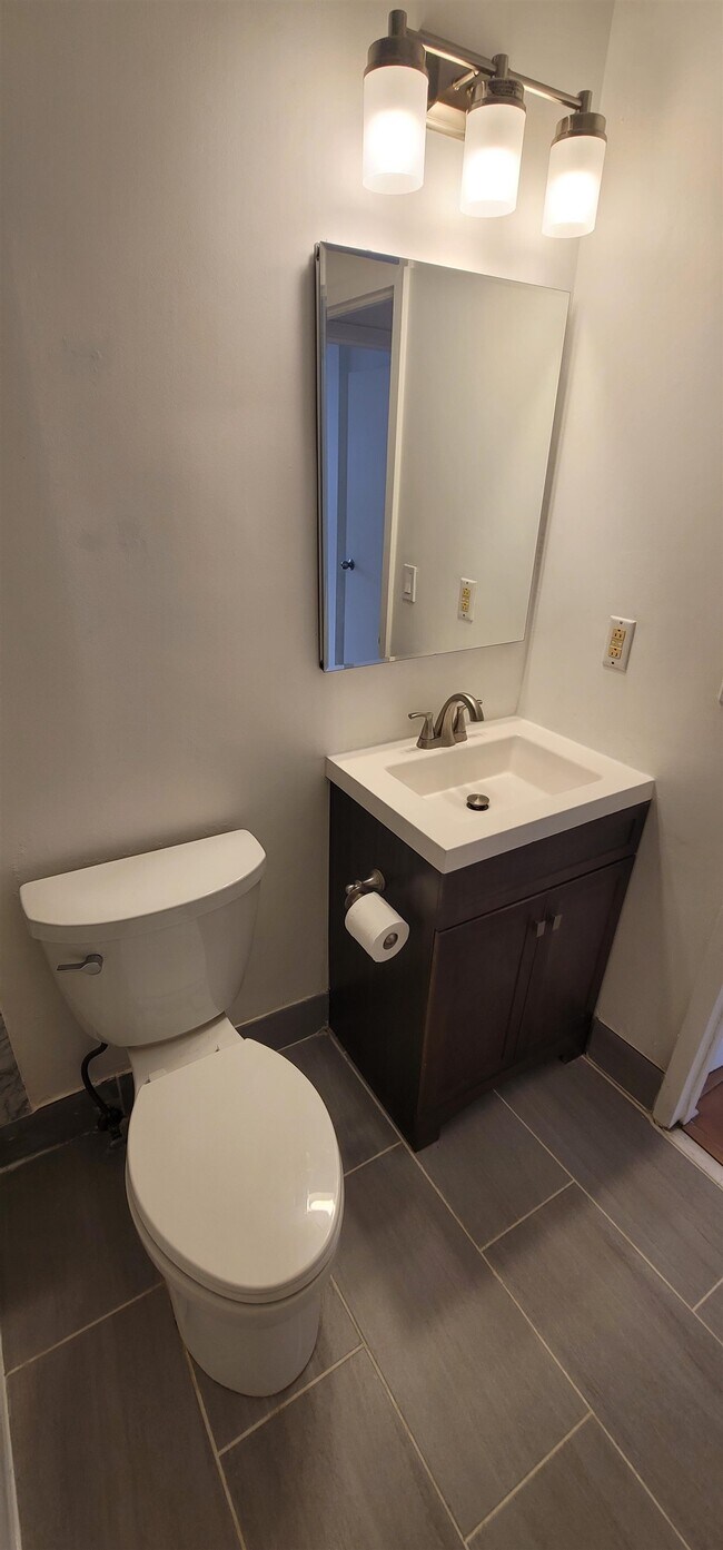 Building Photo - 45 River Dr S