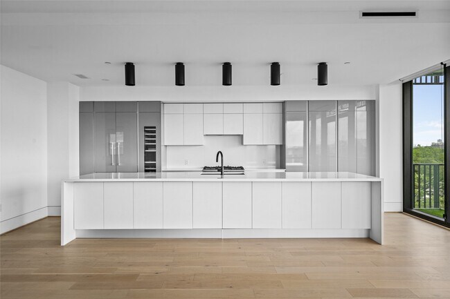 Building Photo - 2406 Tangley St