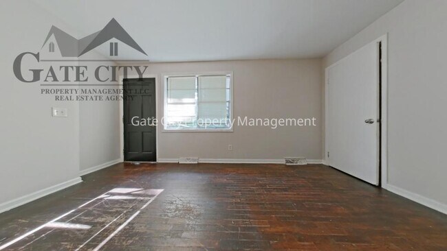 Building Photo - 2021 Maywood St