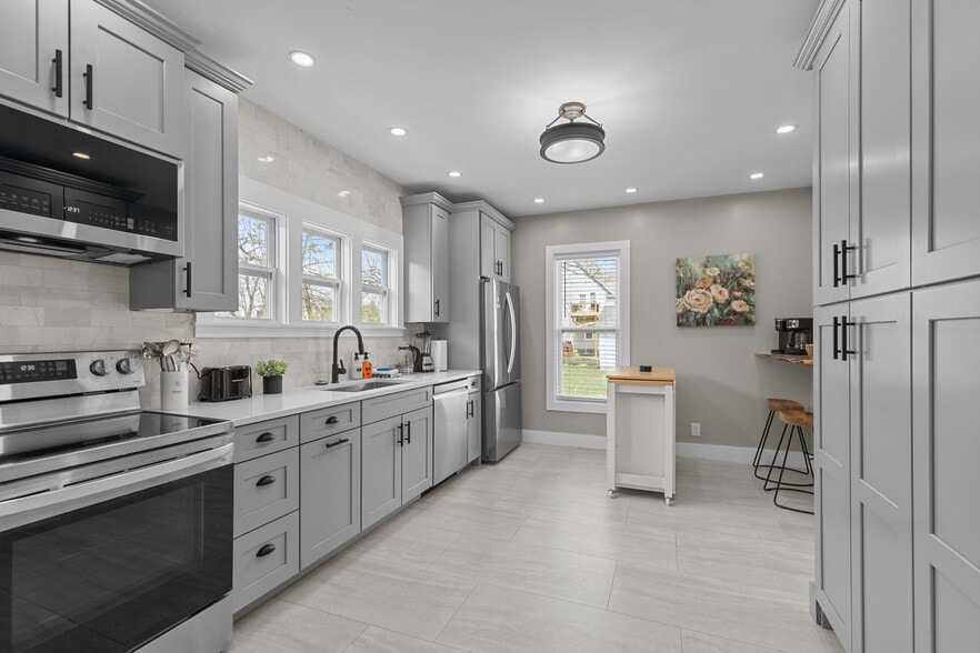 Building Photo - 324 E Commercial St