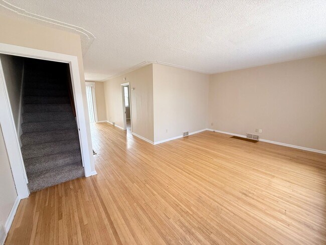 Building Photo - 5BR Home with Fenced Backyard, Firepit & Bonus Space