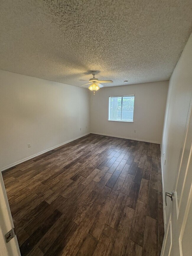 Building Photo - 184 Riverbend Dr