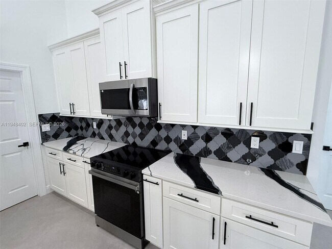 Building Photo - 1749 SW Desert Ave