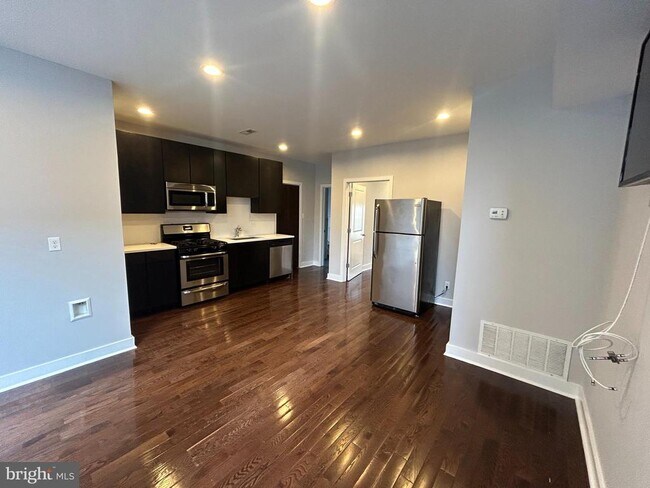 Building Photo - 723 Sansom St