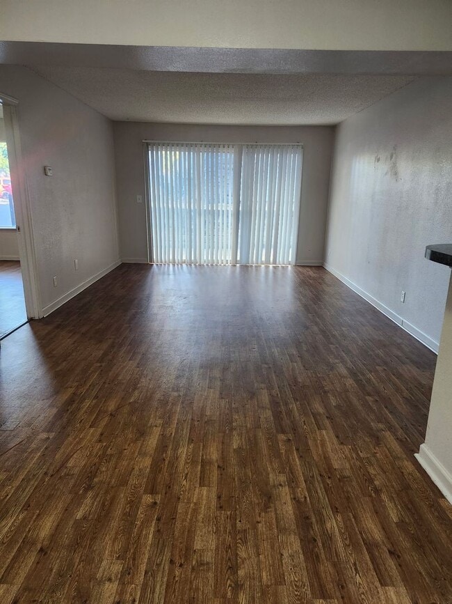 Building Photo - 2405 E. 55th Pl. Unit 19