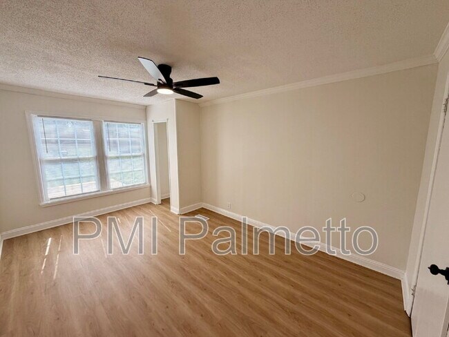 Building Photo - 725 Brooks Ave