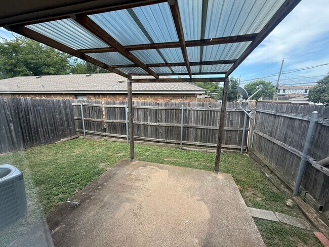 Building Photo - Sunset Heights, Near I-30 and Hulen Street...