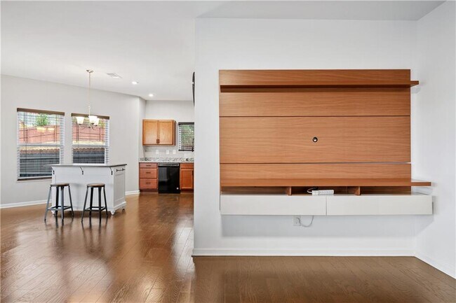 Building Photo - 1586 Garden View Dr