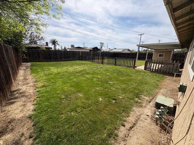 Building Photo - Spacious SE Tulare Home Near Shopping Centers Rent Ready!
