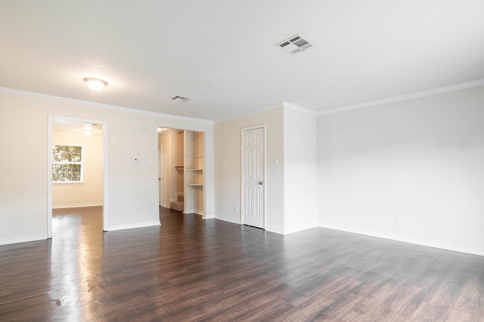 Building Photo - 1960 Camelot St