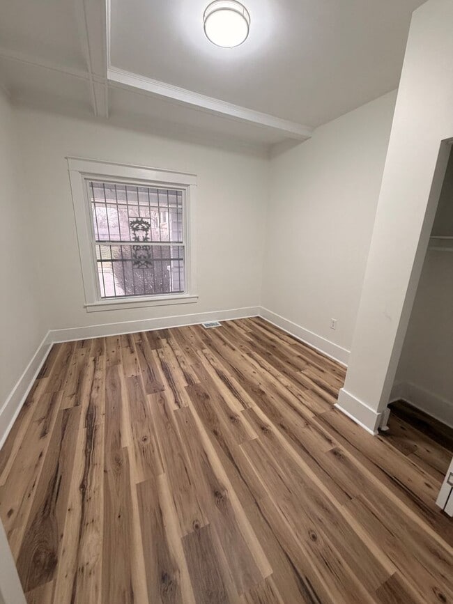 Building Photo - 1813 W Gaulbert Ave