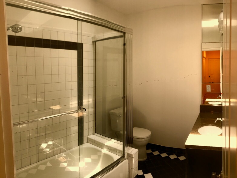 Bathroom 1 - 325 S Berkeley Ave