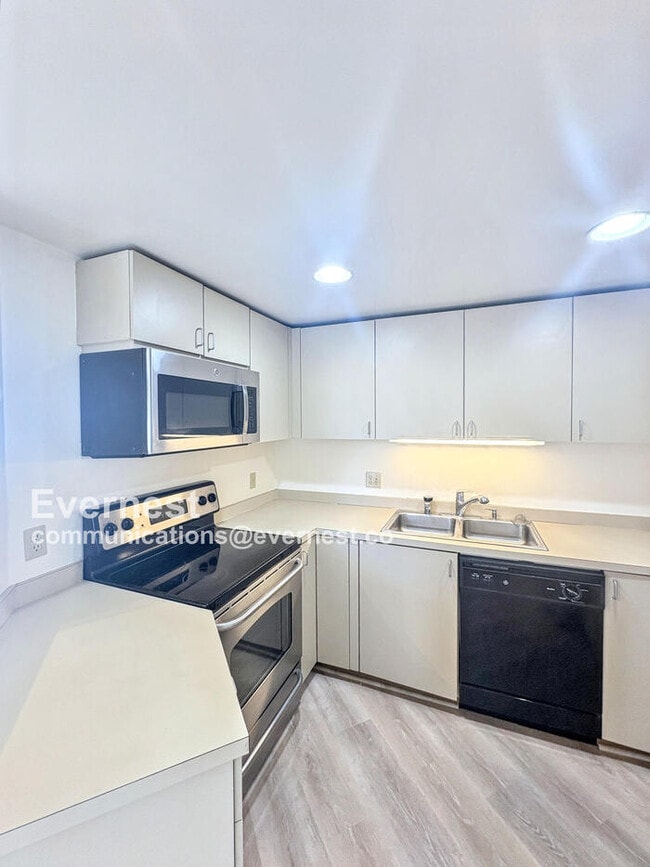 Building Photo - 2125 1st Ave
