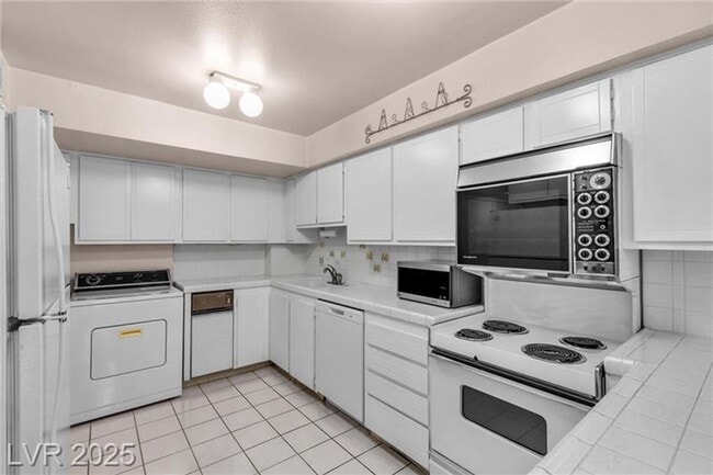 Building Photo - 205 E Harmon Ave