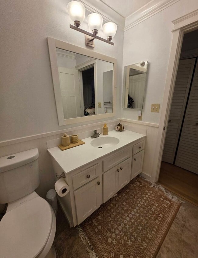 Building Photo - Beautiful Update 2 Bedroom 2 Bathroom Condo