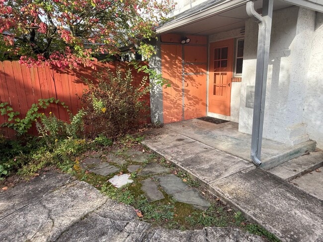 Building Photo - Charming Duplex Near Downtown State Colleg...